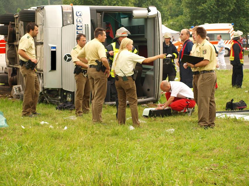 Schwerer Unfall mit Reisebus Lohmar Donrather Dreieck P197.JPG